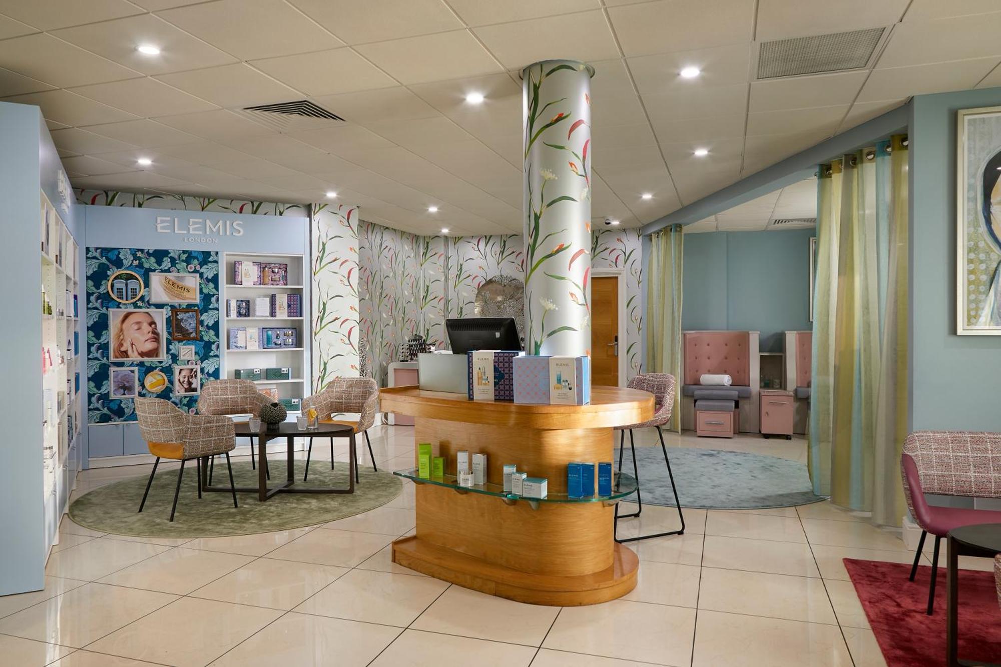 Отель Lion Quays 4*